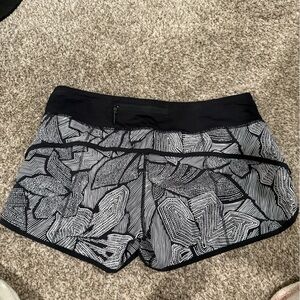 Lululemon speed up 2.5” shorts